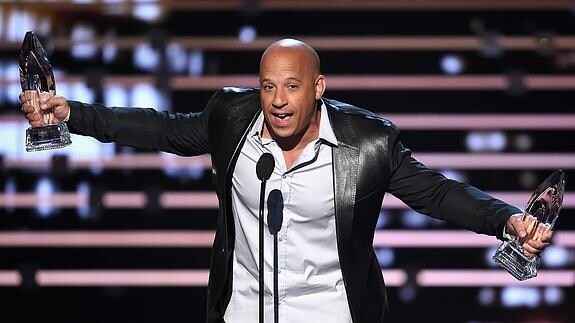 Vin Diesel recoge el galardón para 'Fast & Furious 7'. 