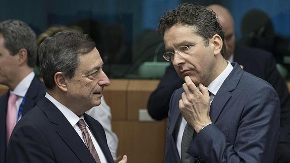 Mario Draghi, presidente del Banco Central Europeo, hablando con Jeroen Dijsselbloem, presidente del Eurogrupo. 