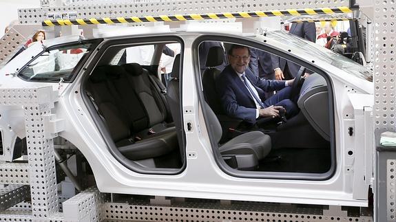 Mariano Rajoy,durante su visita a la fábrica de Seat. 