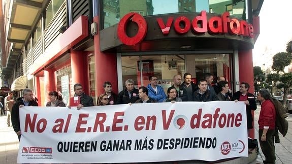 Trabajadores de Vodafone protestan ante la sede de la empresa en Oviedo.