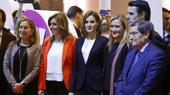 La Reina, acompañada por Ana Pastor, José Manuel Soria, dalucía, Susana Díaz y Cristina Cifuentes. 