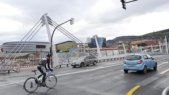 Un ciclista circulando por Bilbao. 