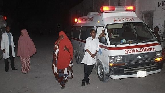 Médicos permanecen cerca del lugar del atentado en Mogadiscio, Somalia.