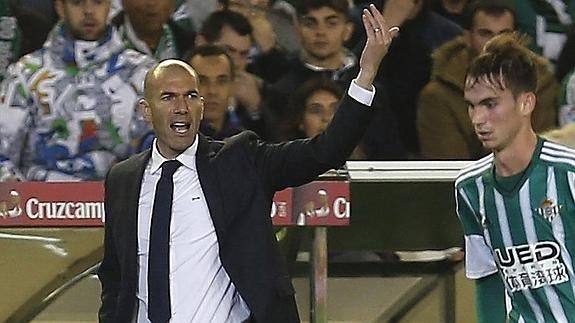 Zidane, ante el Betis. 