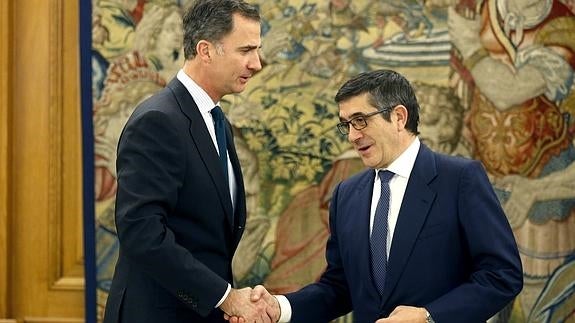 Felipe VI, durante el encuentro que mantuvo ayer con Patxi López. 