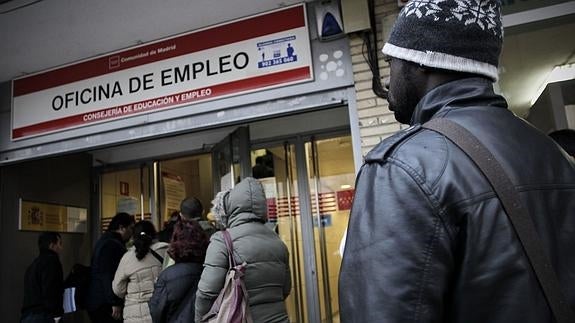 Personas esperando en una oficina de empleo. 