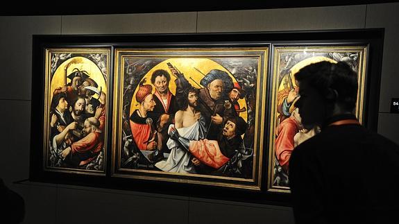 Un visitante contempla una de las obras de la muestra.