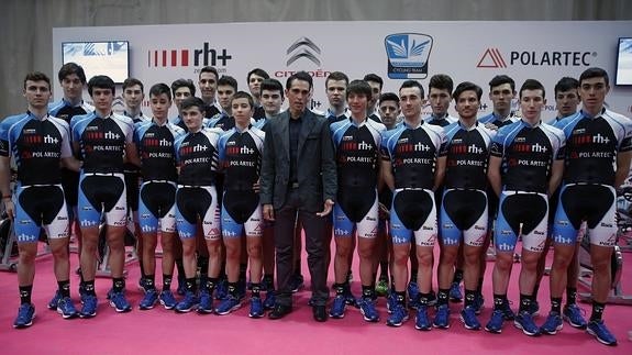 Contador posa con sus equipos de la Fundación Contador. 