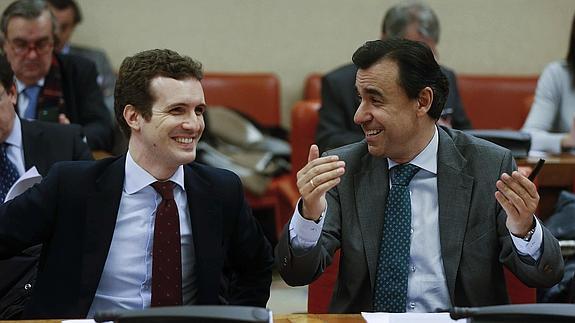 Los diputados Pablo Casado (i) y Fernando Martínez-Maíllo. 