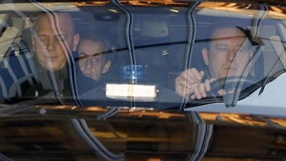 Sarkozy, llegando en coche al juzgado de París. 