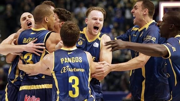 Jugadores del Gran Canaria celebran el triunfo. 