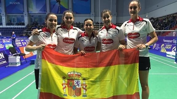 El equipo femenino posa tras su victoria. 