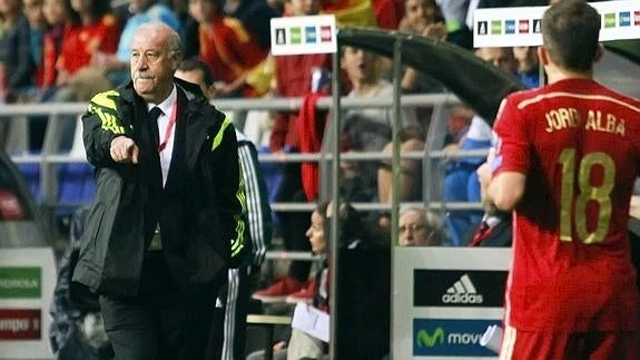 Del Bosque da instrucciones delante de Jordi Alba. 