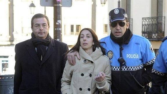 Raquel Gago llega a la Audiencia Provincial de León acompañada por su abogado y dos policías locales.