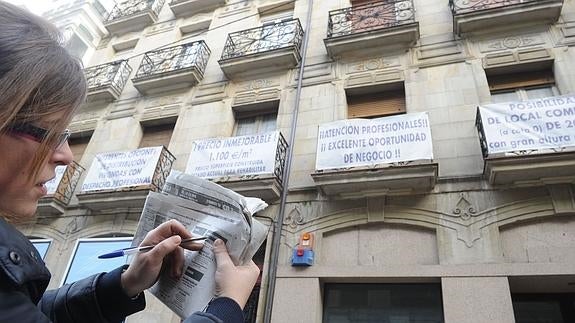 Una mujer busca vivienda. 