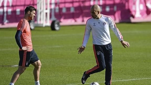 Xabi Alonso, con Pep Guardiola, en un entrenamiento del Bayern. 