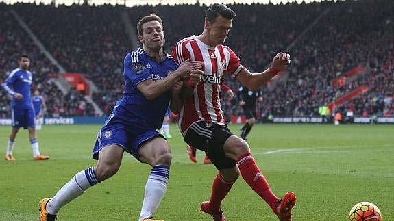 Azpilicueta lucha por el balón. 