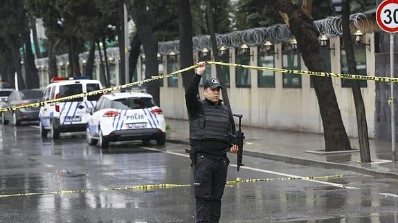 La Policía turca acordona la zona donde se han refugiado las atacantes. 