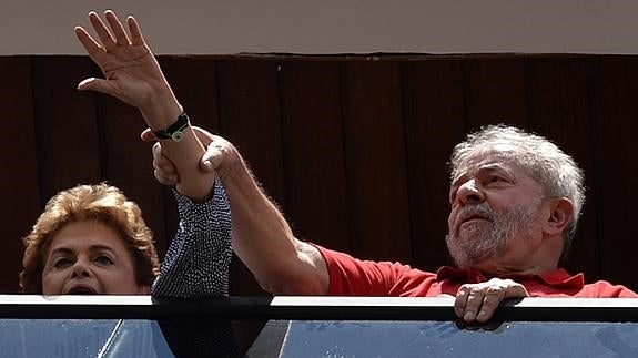 Dilma Rousseff y Luiz Inácio Lula da Silva saludan a la multitud.