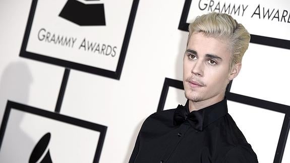 Bieber, con su nuevo look en los premios Grammy.