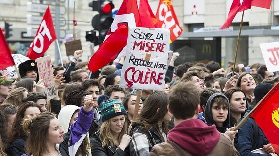 Varias personas protestan contra la reforma laboral gubernamental en Burdeos. 