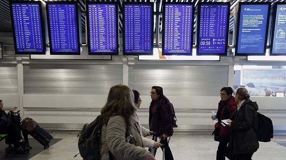 Paneles informativos de vuelos en la términal 2 del aeropuerto Adolfo Suárez Madrid-Barajas.