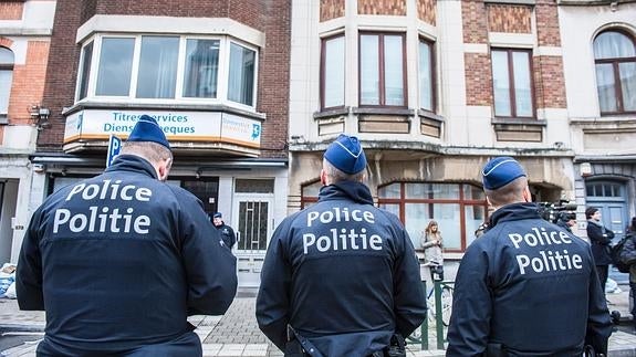 Varios agentes en el barrio bruselense de Schaarbeek.