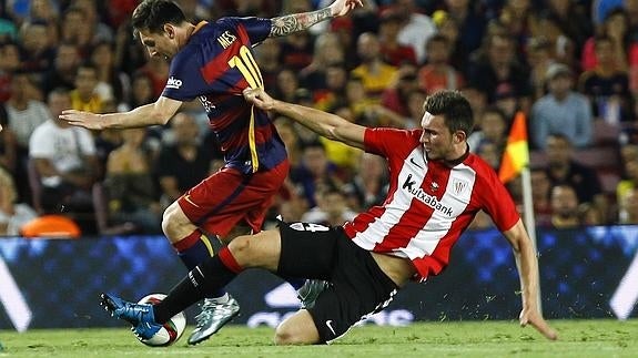 Laporte trata de parar a Messi. 