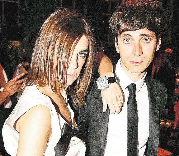 Carine Roitfeld, editora de Vogue París, con Hedi Slimane. 