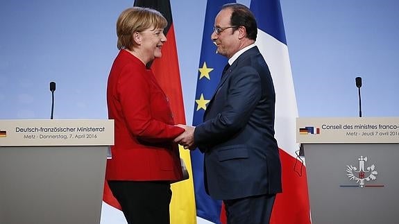 La canciller alemana, Angela Merkel (i), y el presidente francés, François Hollande (d).