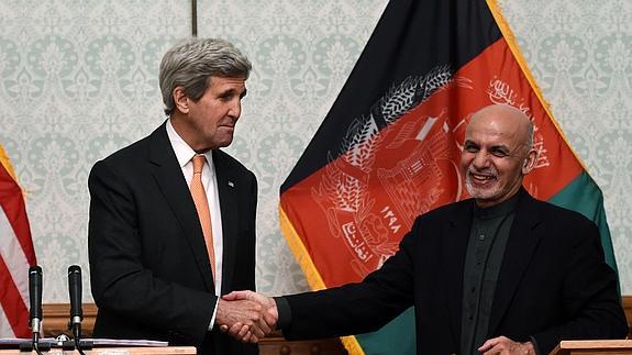 John Kerry saluda al presidente afgano, Ashraf Ghani, en Kabul.