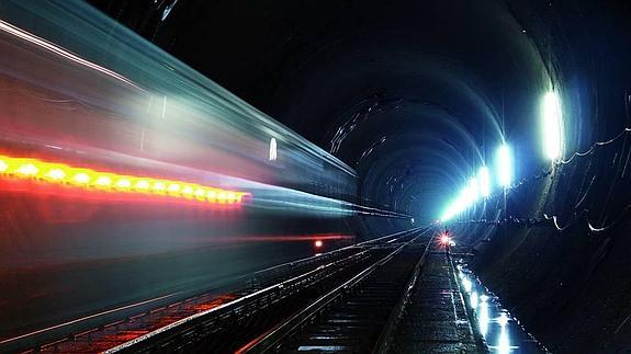 Interior del túnel de la Base de San Gotardo.