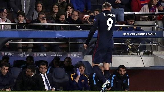 Fernando Torres, de espaldas, se marcha del campo tras su expulsión contra el Barça. 