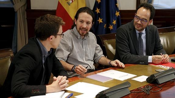 Iñigo Errejón, Pablo Iglesias y Antonio Hernando, en la reunión del jueves pasado. 