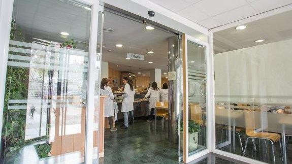 La antigua cafetería del hospital Maternal está cerrada sólo para uso del personal médico.