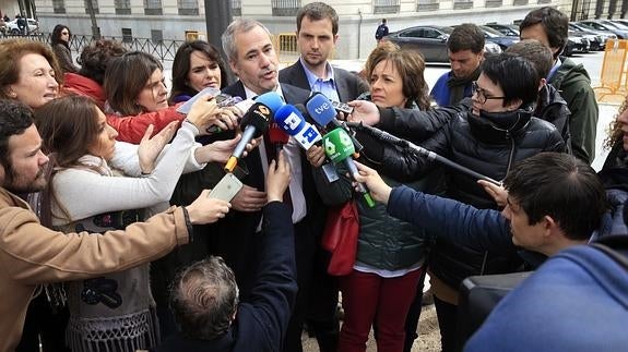 Jaime Montero (c), abogado de los titiriteros imputados, llega a la Audiencia Nacional.