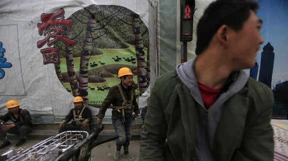 Obreros de la construcción se toman un descanso en Pekín. 