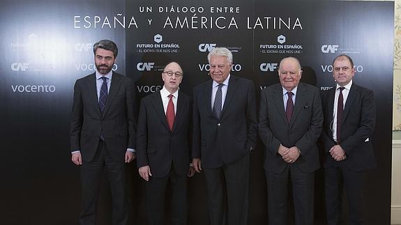 De izquierda a derecha: Luis Enríquez, Guillermo Fernández de Soto, Felipe González, Enrique Iglesias y Benjamín Lana.