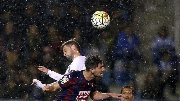  Adrián (d) pelea por un balón. 