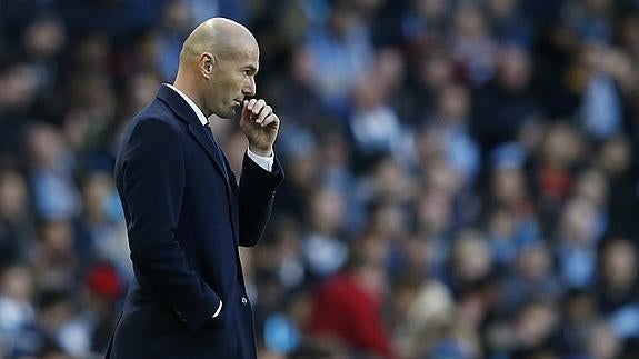 Zidane observa el partido. 