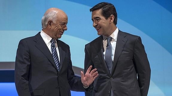 El presidente del BBVA, Francisco González (i), conversa con el consejero delegado de la entidad, Carlos Torres Vila. 