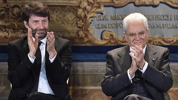 El ministro de Cultura italiano, Darío Franceschini (i), y el presidente italiano, Sergio Mattarella (d).