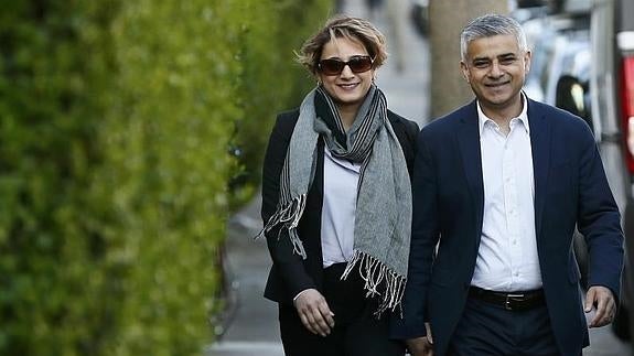 Sadiq Khan (d) llega junto a su esposa, Saadiya Khan (i), a un colegio electoral. 