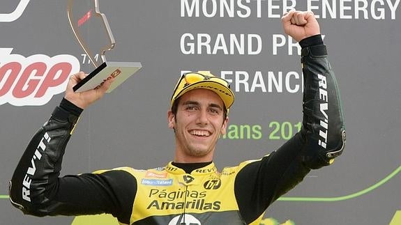 Alex Rins celebra su victoria en el podio de Le Mans. 