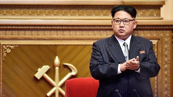 Kim Jong-un aplaude durante la clausura del congreso. 