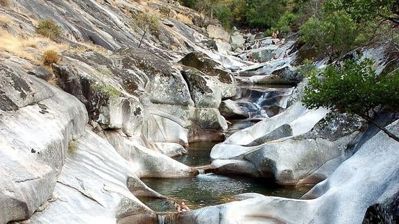 Vista de gente bañándose en Los Pilones, en la Gargarta de los Infiernos. 