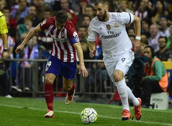 Benzema (i) conduce el balón junto a Gabi. 