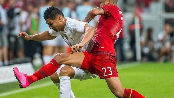 Casemiro protege el balón. 