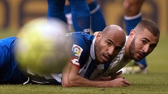 Manuel Pablo (i), junto a Karim Benzema (d) en un partido de Liga. 