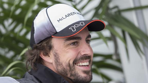 Fernando Alonso, sonriente en McLaren. 